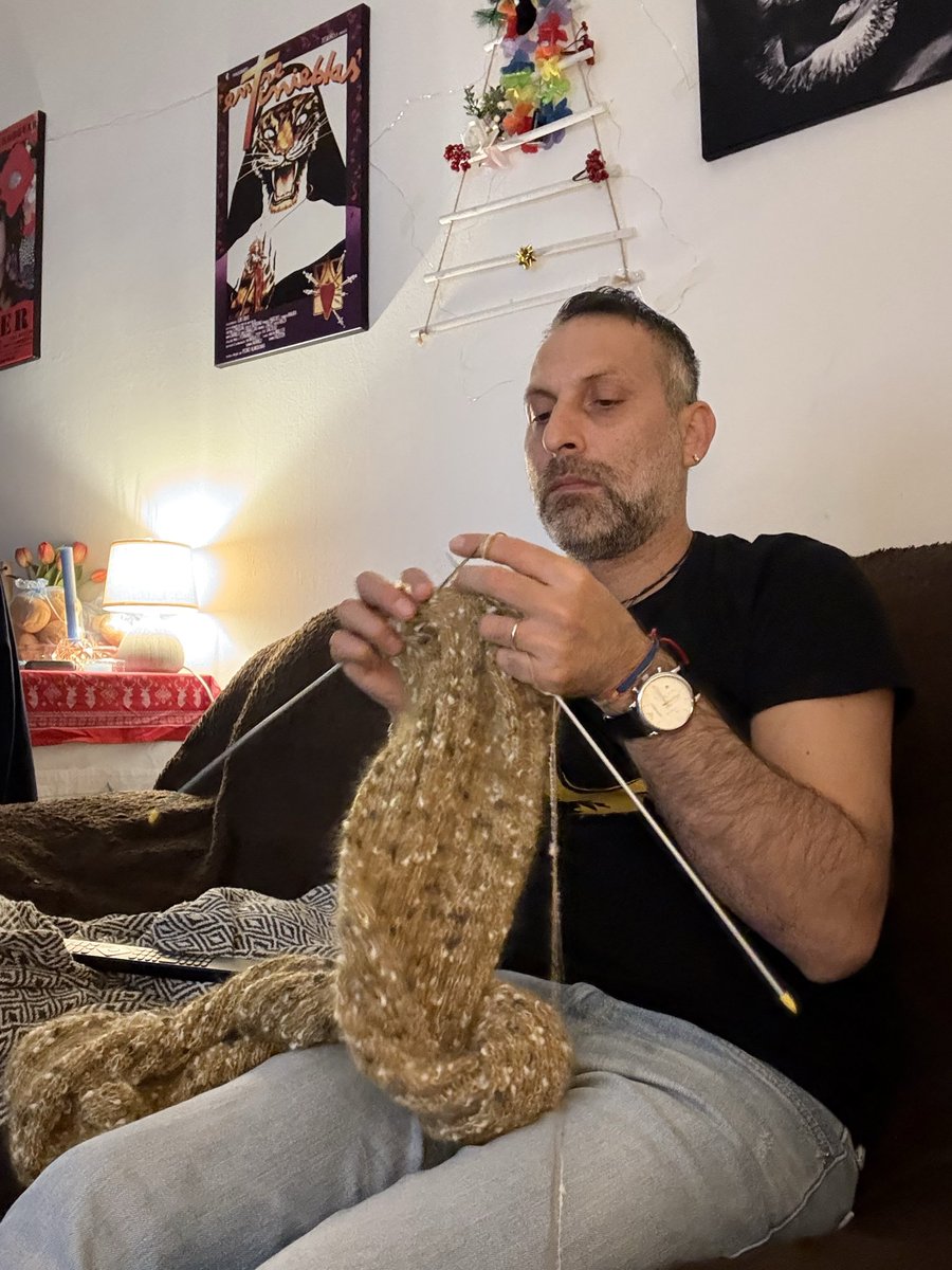 PatruConstantin's tweet image. È arrivata la #stagione delle 
#sciarpe , sferruzzando fa bene e previene le malattie #cognitive #relaxtime #HomeSweetHome