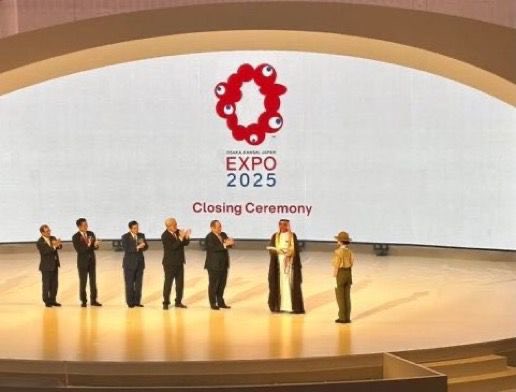 عندما تتسلم المملكة العربية السعودية راية #إكسبو_2030_الرياض، فهي تعبّر عن مستهدفات رؤيتها وطموحها الذي لا يتوقف، لتشارك العالم تاريخها وأصالتها وإرثها وتنوعها الثقافي والحضاري، وتحولاتها العظيمة، وثروتها الحقيقية في طاقاتها البشرية .