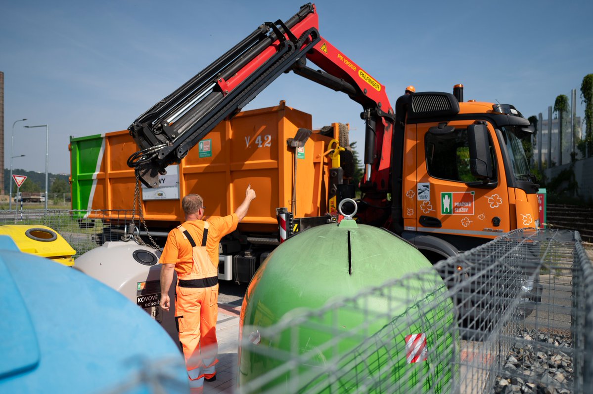 Kovy patří mezi důležité opakovaně recyklovatelné suroviny a Praha má v jejich sběru nastavený jasný směr: postupné rozšiřování sítě nádob. 🗑 ⏫ Díky tomu se vám snáz třídí a data ukazují, že této možnosti aktivně využíváte. 🔢💪 Děkujeme, že třídíte.