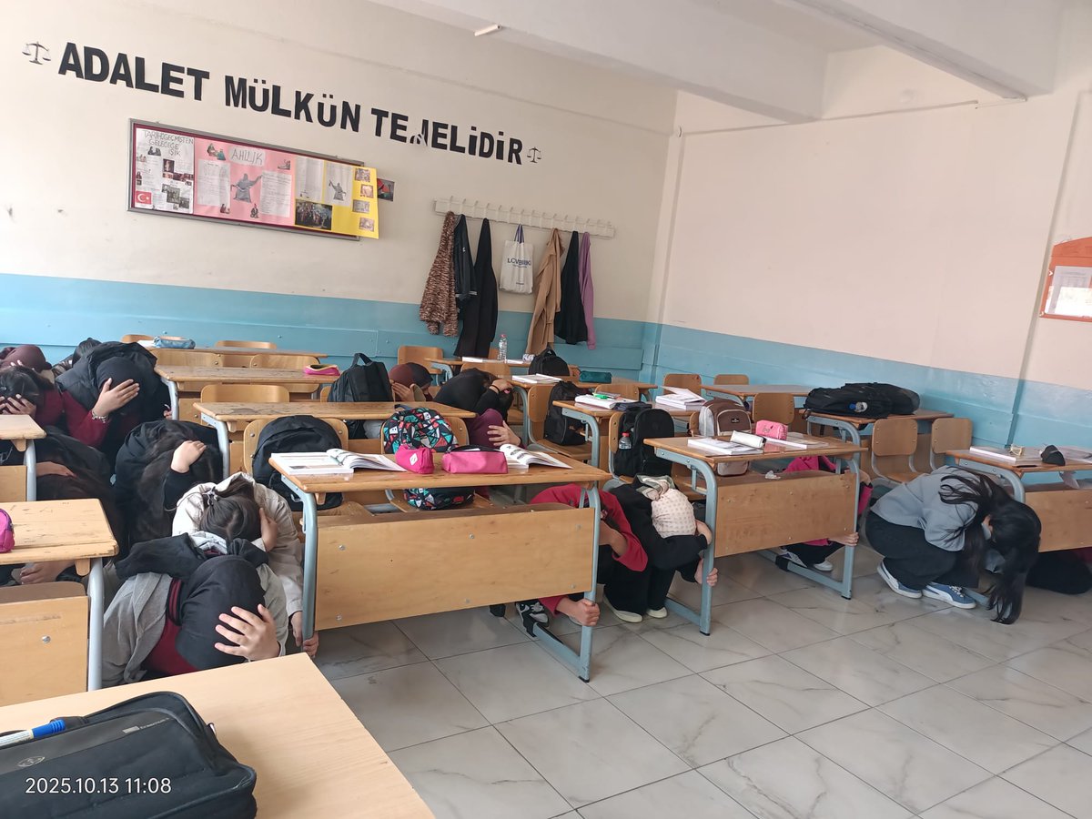 Rahmiuluc13's tweet photo. Bakanlığımız tarafından yürütülen "Yeşil Vatan – Benim Okulum Geleceğe Çare" etkinlikleri
kapsamında Uluslararası Afet Risklerinin Azaltılması Günü dolayısıyla  okulumuzda tahliye tatbikatı gerçekleştirildi.@Bitlis_Mem 
@kayavedat7580 https://t.co/0GLRQNir1s