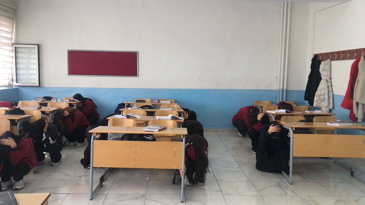 Rahmiuluc13's tweet photo. Bakanlığımız tarafından yürütülen "Yeşil Vatan – Benim Okulum Geleceğe Çare" etkinlikleri
kapsamında Uluslararası Afet Risklerinin Azaltılması Günü dolayısıyla  okulumuzda tahliye tatbikatı gerçekleştirildi.@Bitlis_Mem 
@kayavedat7580 https://t.co/0GLRQNir1s
