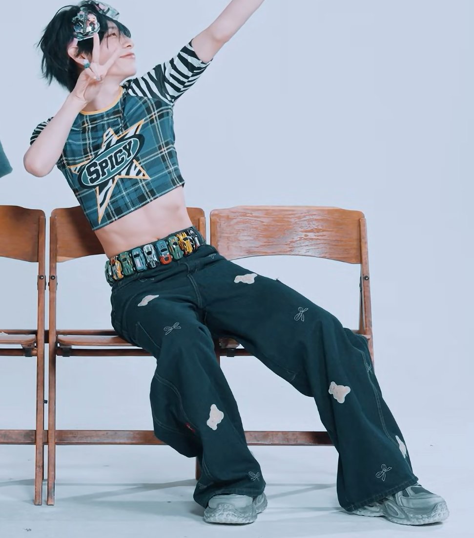 flwrveh's tweet image. this outfit is so fucking cute i feel sick