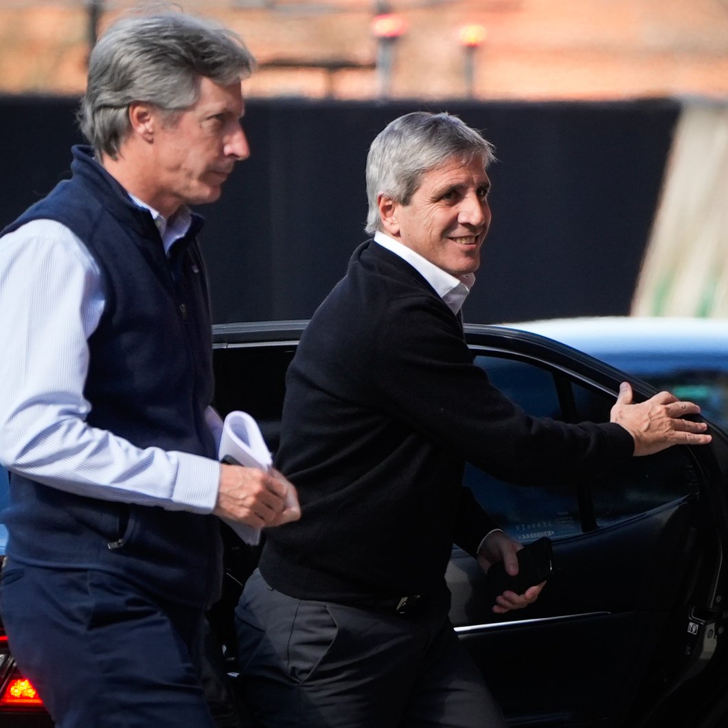 MartnPeiretti1's tweet photo. 🚨AHORA🚨 El Banco Central conducido por Santiago Bausili se volvió a negar a dar información a la Auditoría General de la Nación sobre el oro fugado al exterior. No se conoce el paradero del oro y se cree que una parte fue liquidada. Caputo y Bausili se "timbearon" el oro. https://t.co/Ki3iwS8Ivf