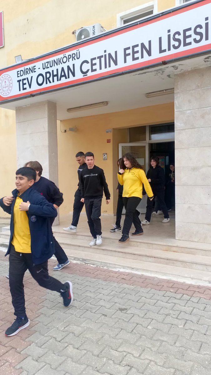 TevFen's tweet photo. Okulumuzda “Dünya Afet Risklerinin Azaltılması Günü” kapsamında bugün öğrencilerimizi bilgilendirmek ve farkındalıklarını arttırmak amacıyla öğrencilerimize afete hazırlık konusu ile ilgili video izletildi ve tahliye tatbikatı gerçekleştirildi. @mktrky @tcmeb  @uzunkoprumem1 https://t.co/v8PiUVqpDn