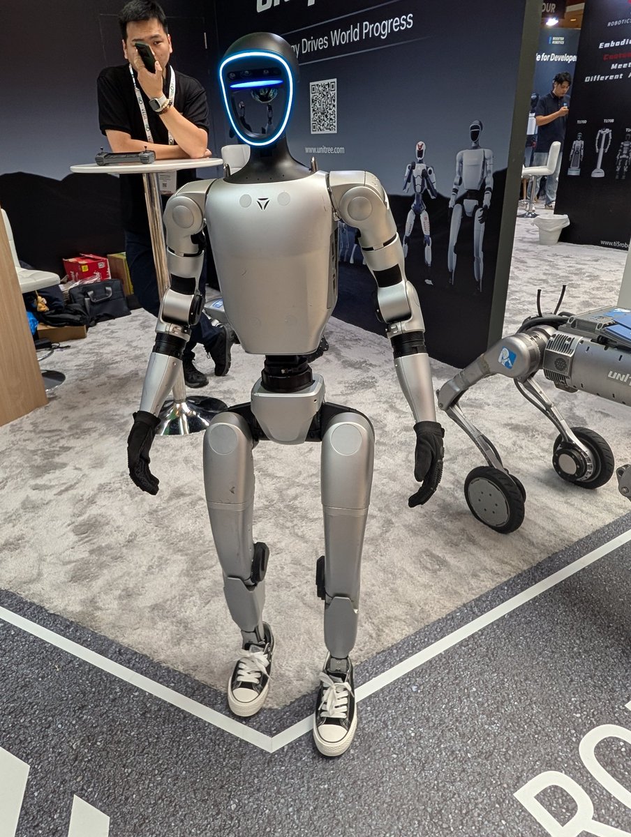 miccinn's tweet image. GITEX in Dubaiなう!Unitreeブース発見👀✨
彼らのマーケティング戦略には、ある意味で学ばせてもらっています。
床で寝ているのも意図的なマーケティング戦略だったりして(笑)
#GITEX #Unitree #ドバイ #マーケティング #戦略 #テクノロジー #ロボット