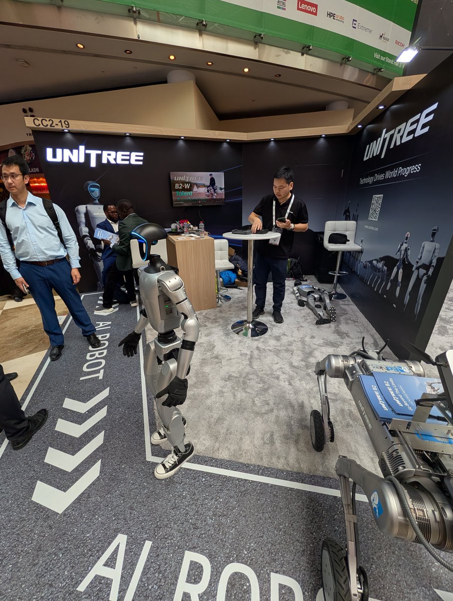 miccinn's tweet image. GITEX in Dubaiなう!Unitreeブース発見👀✨
彼らのマーケティング戦略には、ある意味で学ばせてもらっています。
床で寝ているのも意図的なマーケティング戦略だったりして(笑)
#GITEX #Unitree #ドバイ #マーケティング #戦略 #テクノロジー #ロボット