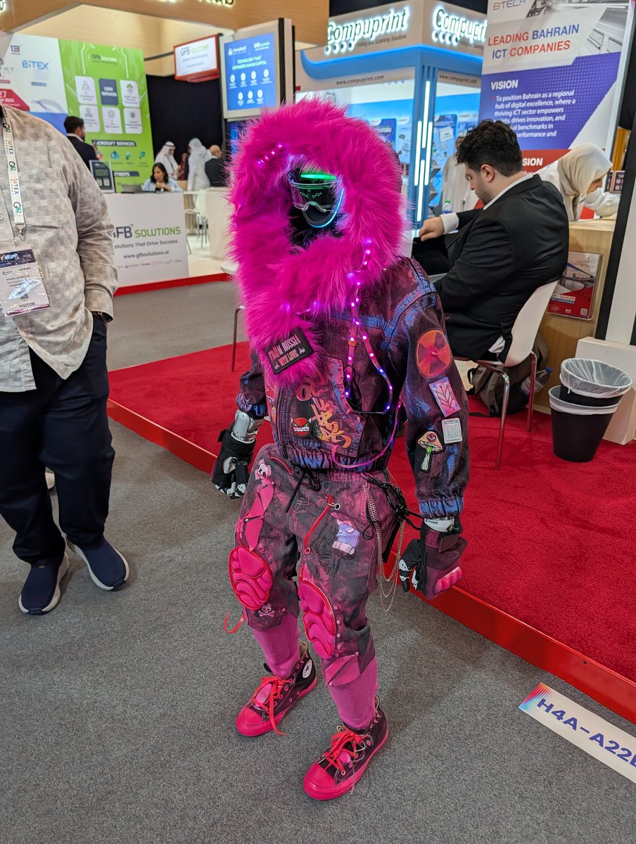 miccinn's tweet image. GITEX in Dubaiなう!Unitreeブース発見👀✨
彼らのマーケティング戦略には、ある意味で学ばせてもらっています。
床で寝ているのも意図的なマーケティング戦略だったりして(笑)
#GITEX #Unitree #ドバイ #マーケティング #戦略 #テクノロジー #ロボット