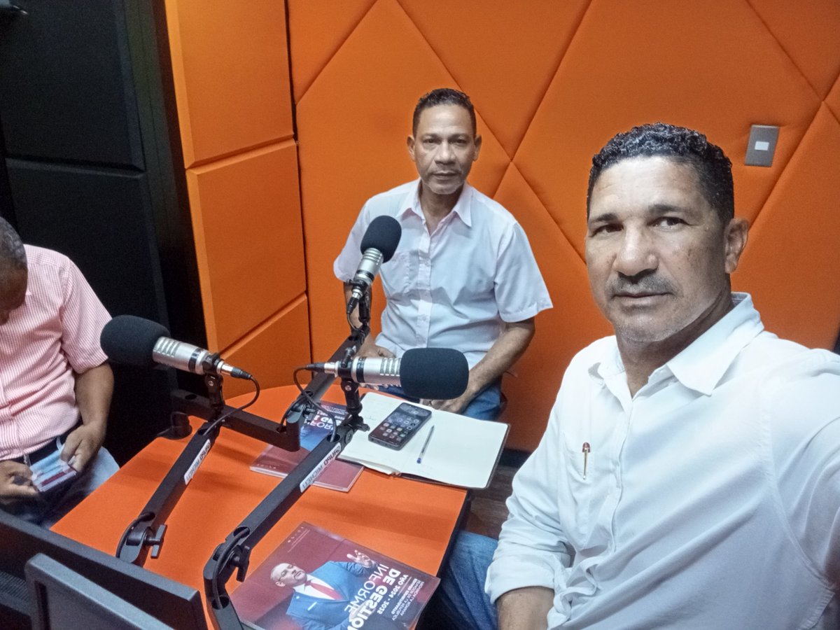 Este ciudadano a mi lado es el Sr Anulfo Rijo, es un hermano de toda una vida pero es un dirigente deportivo por más de 20 años, y este sábado fué arrestado y esposado, por varios minutos por emitir su opinión, condenamos este abusó policial a nuestro dirigente deportivo y amigó