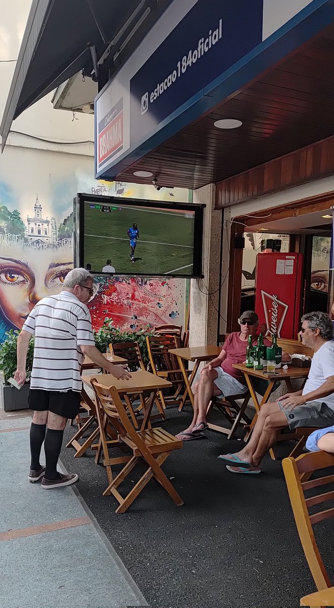 thalescmachado's tweet image. Cabo Verde 🇨🇻 x Essuatíni 🇸🇿 passando no boteco é sinal que ela tá chegando. Virou a esquina é Copa do Mundo, amigo.