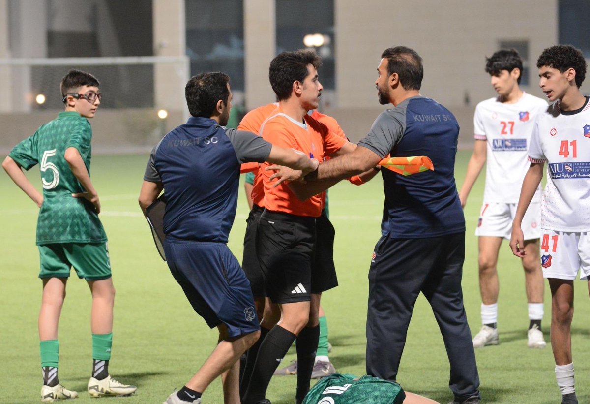*عادت حليمه لعاداتها القديمة..*

مباراة العربي والكويت تحت ١٣ سنه
مدير المراحل السنيه في نادي الكويت والادارين الذين معه يقومون بالدخول للملعب اثتاء المباراة ويقومون بالتهجم على حكم المباراة ومحاولة ضربه مع العلم انهم غير مسجلين في سكور المباراة..

*طبعا الاتحاد يحاول اخفاء