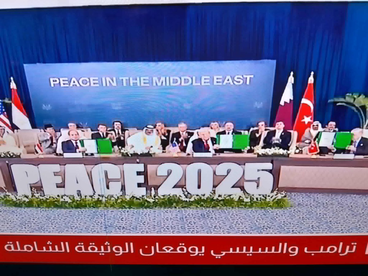 ترامب رسم خارطة الشرق الاوسط الجديد من دون ممانعجي ولا من يمانعون.  حماس بح، نظام الملالي الارهابي قريبا بححح، وميليشيا ايران بلبنان خليكي بالحركة الكشفية وسلاح بح بح بح #اتفاقية_السلام