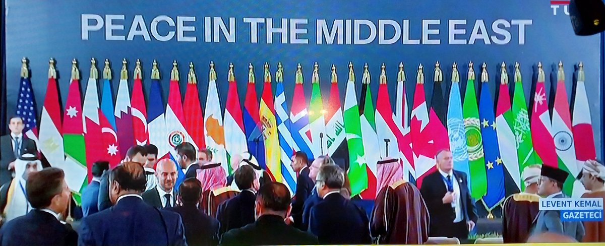 Bayrakları inceliyorum, iki yıldır İsrail'in soykırımına doğrudan veya dolaylı her türlü desteği vermiş, elinde Gazzelilerin kanı olan birçok ülke koşmuş Ortadoğu barış zirvesine! Şaka gibi.
2 milyon Gazzeli içinde yaşadığımız dünyanın ne denli iğrenç olduğuna ayna tuttu bir daha