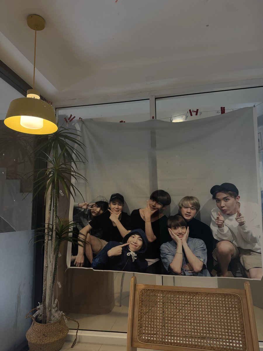 o3oaynarak's tweet image. คาเฟ่และโปรเจคดีม้ากกกก มีน้องแมวคอยเอนเตอร์เทนน่ารักสุบๆ 🤲🏻 มาเติมแมวและบังทันกันนนน 💜 ขอบคุณที่จัดงานออกมานะคับ #lightofmylifepjm
