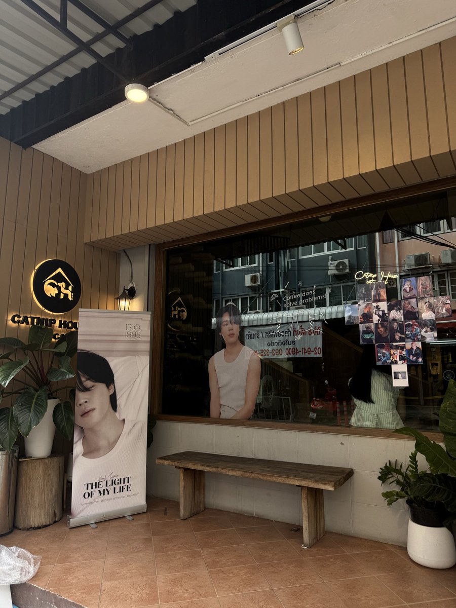 o3oaynarak's tweet image. คาเฟ่และโปรเจคดีม้ากกกก มีน้องแมวคอยเอนเตอร์เทนน่ารักสุบๆ 🤲🏻 มาเติมแมวและบังทันกันนนน 💜 ขอบคุณที่จัดงานออกมานะคับ #lightofmylifepjm