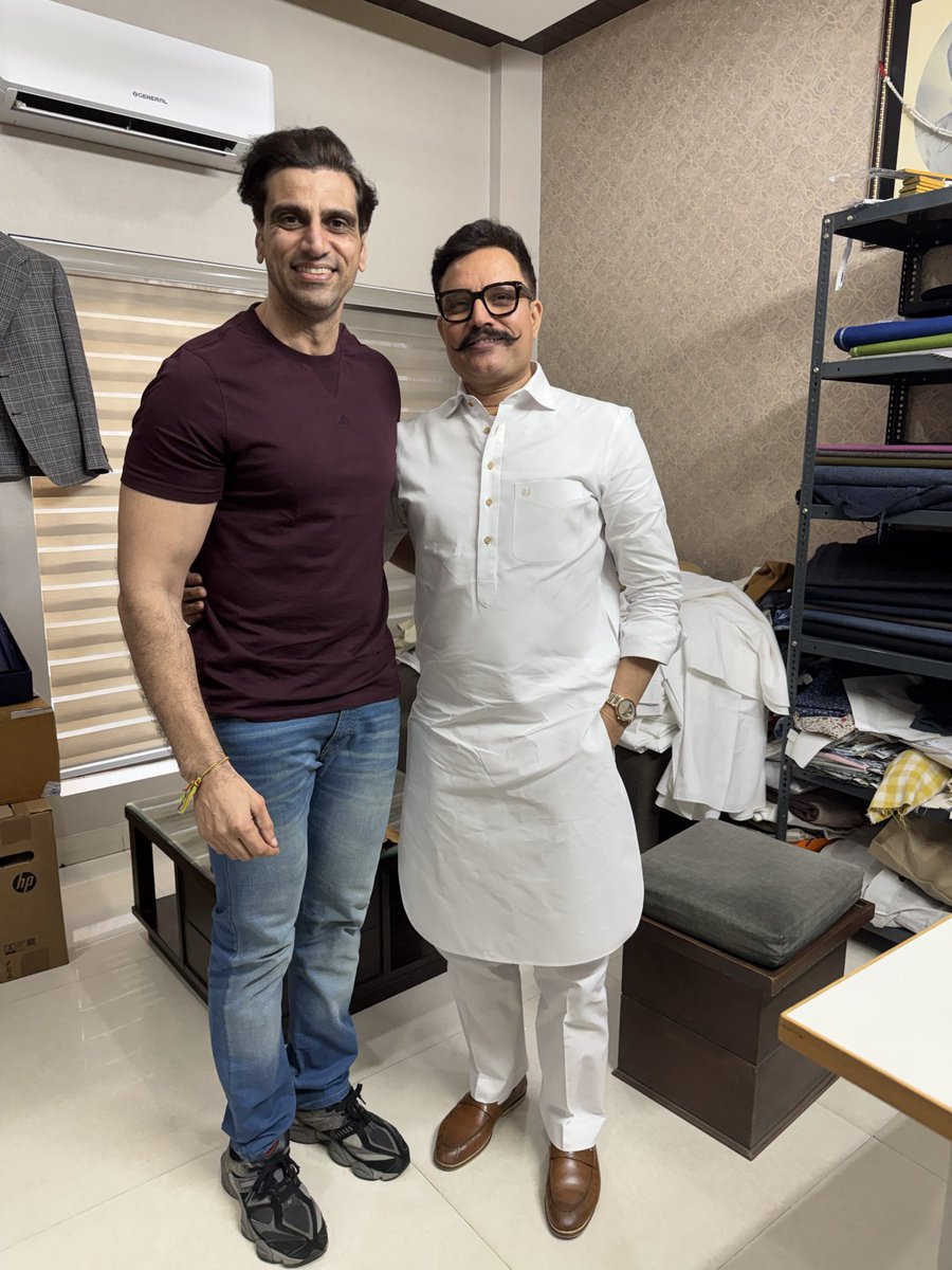 Kapil_Luv_Muvi's tweet image. For a moment I thought @jimmysheirgill is taking my measurement. However, he is a doppelgänger of Jimmy. Felt really good. #PrinceStyleMuktsar #ManpreetSingh