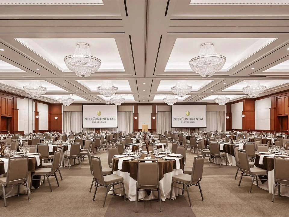 InterConCLE's tweet image. From corporate retreats to grand celebrations, our 35,000+ sq ft of flexible event spaces provide a sophisticated backdrop. With top-tier technology and expert planning, every detail of your #Cleveland event will be flawlessly executed. #InterConCLE #Ohio
bit.ly/40XQqTF