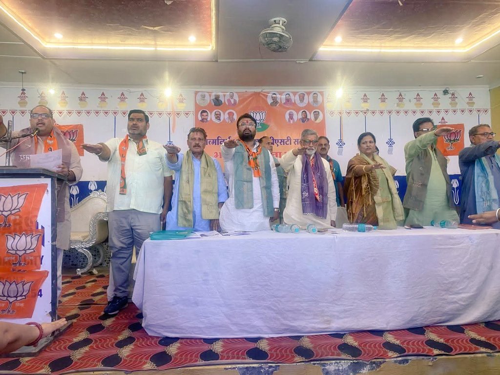 📍हिंडौन विधानसभा के सम्मेलन में विशिष्ट अतिथि के रूप में मौजूद रहा। मुख्य वक्ता विशेष संपर्क अभियान के प्रदेश संयोजक एवं भरतपुर संभाग सह प्रभारी श्री <a href="/Somkantsharmaa/">Somkant Sharma</a> जी ने स्वदेशी पहचान को अपनाने पर बल दिया।
#आत्मनिर्भर_संकल्प_अभियान 
<a href="/BhajanlalBjp/">Bhajanlal Sharma</a> जी <a href="/madanrrathore/">Madan Rathore</a> जी