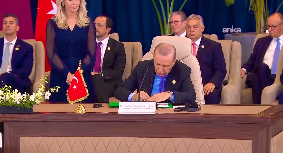 Parmak gör, Özgür Özel!

Özgür Özel'in 
"Filistinli çocuklar için için parmağını bile kıpırdatmadı." dediği Cumhurbaşkanı Erdoğan, 

Gazze’de İsrail soykırımını bitiren ve kalıcı ateşkes için hazırlanan anlaşmayı imzaladı.