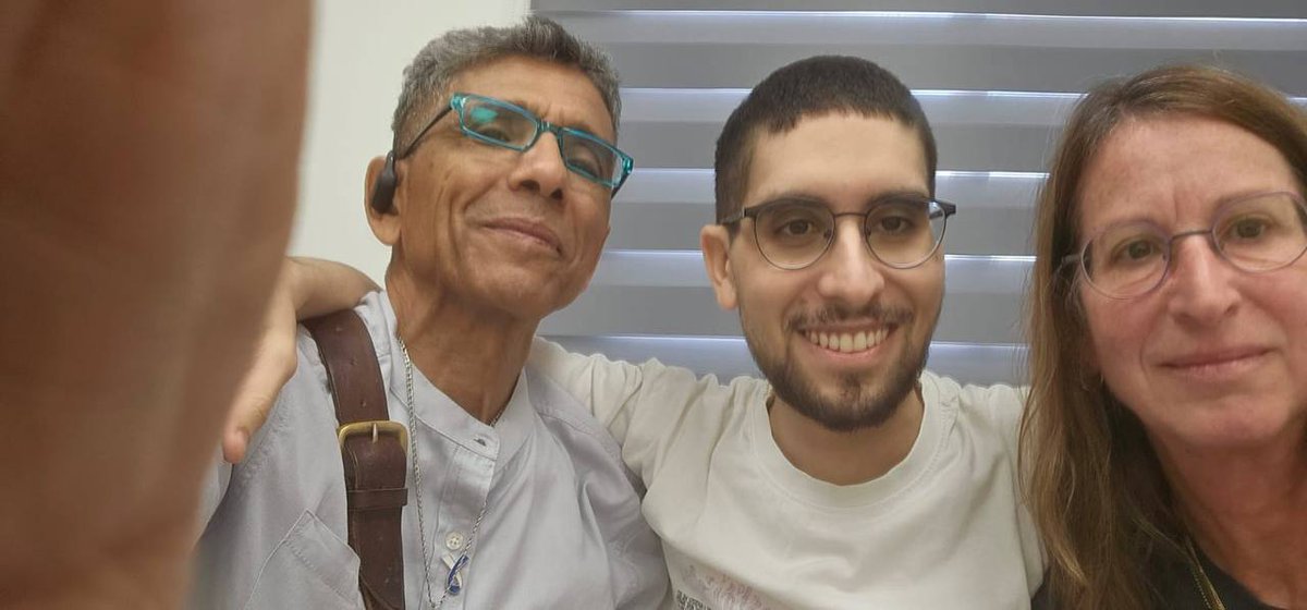 AvivaKlompas's tweet photo. Evyatar David in the arms of his parents ❤️‍🩹 https://t.co/iAE2Gyyvrn