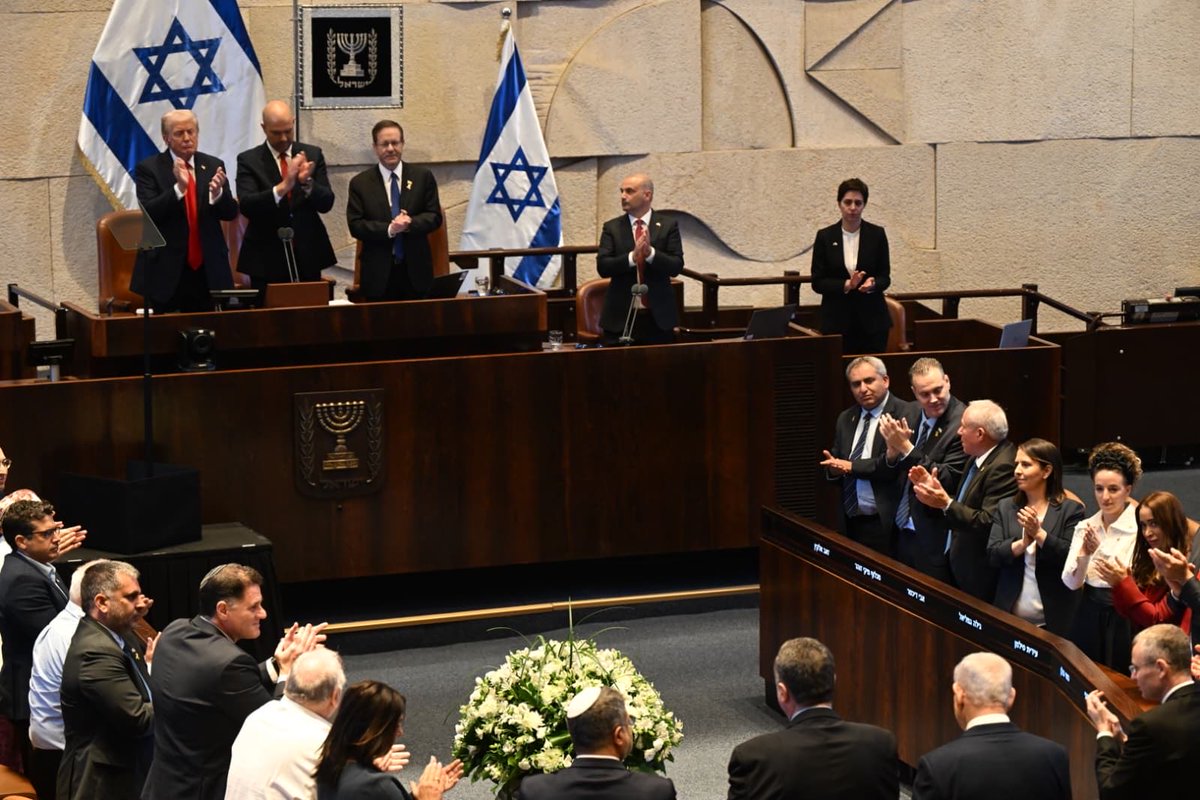 Photos of Prime Minister Benjamin Netanyahu and US President Donald Trump in the Knesset Plenum🇮🇱🇺🇸

Attached are still photos of Prime Minister Benjamin Netanyahu and US President Donald Trump in the Knesset Plenum, this afternoon (Monday, 13 October 2025).

📸Attached photo