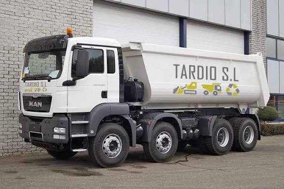 MariolaBaldero's tweet photo. @MastersOfNaming 
En mi pueblo, "Transportes el Tardío". Y antes también estaban "Transportes el Perdido". ✅ https://t.co/0bM5ZcTO9v