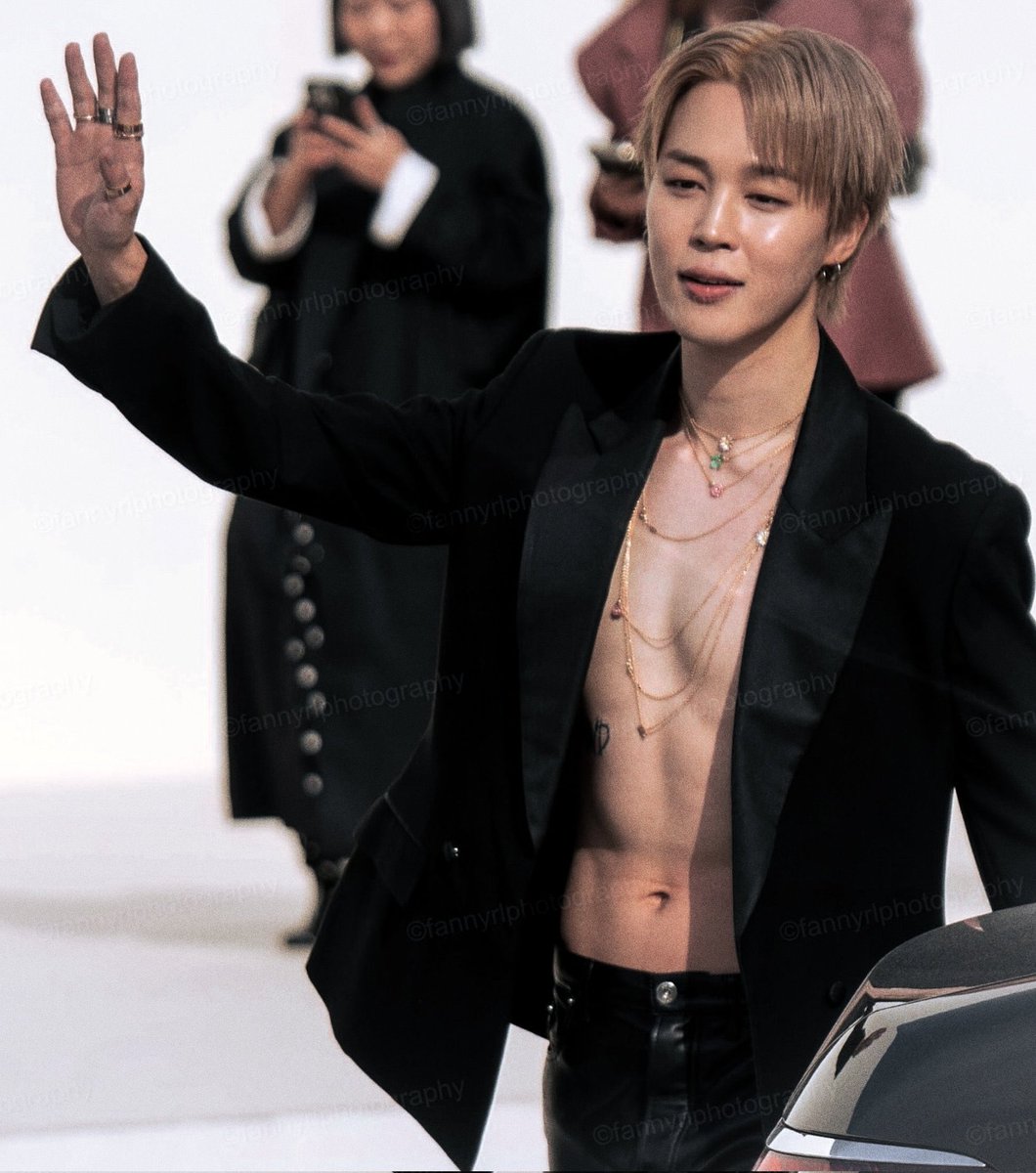 OBRIGADA PARK JIMIN 🥹

🐥Gostei muito do que vesti naquele dia (desfile Dior). Repórteres estavam esperando de um lado, e muitos fãs do outro. 
🐥Na verdade, aquele paletó aberto foi escolha minha.