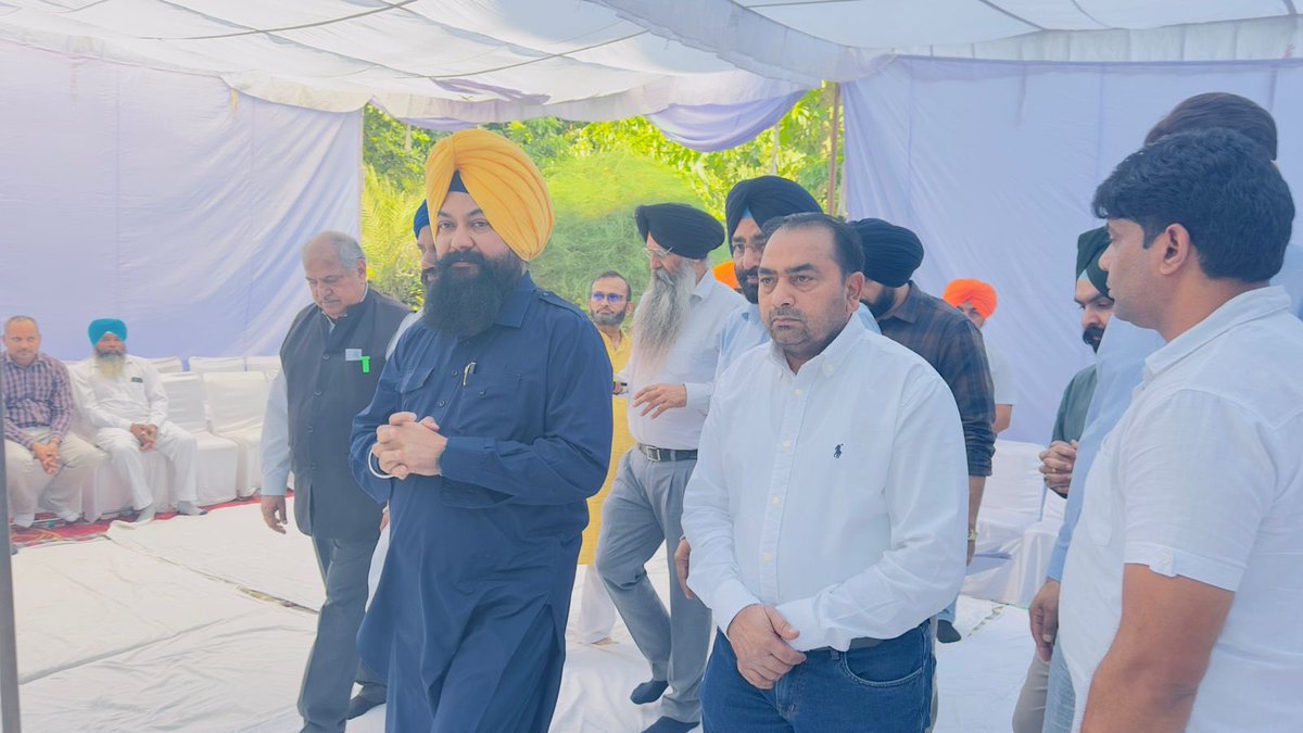 Jasvir Singh Garhi (@jasvirsgarhi) on Twitter photo #दो_आईपीएस_एक_आईएएस_एक_विधायक_एक_आईआरएस #दलित_अभी_भी_जाति_से_पीड़ित
आत्महत्या करने वाले दिवंगत आईपीएस पूरन कुमार एडीजीपी के परिवार से मुलाकात कर उन्होंने परिवार को सांत्वना दी। श्री पूरन कुमार का ससुराल बठिंडा जिले पंजाब से है। चूँकि उनके ससुर सरदार बीएस रतन जी एक सेवानिवृत्त #दो_आईपीएस_एक_आईएएस_एक_विधायक_एक_आईआरएस #दलित_अभी_भी_जाति_से_पीड़ित
आत्महत्या करने वाले दिवंगत आईपीएस पूरन कुमार एडीजीपी के परिवार से मुलाकात कर उन्होंने परिवार को सांत्वना दी। श्री पूरन कुमार का ससुराल बठिंडा जिले पंजाब से है। चूँकि उनके ससुर सरदार बीएस रतन जी एक सेवानिवृत्त