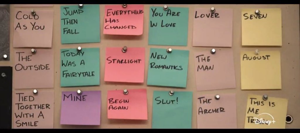 willnights1's tweet image. is this how she chooses the surprise songs each show 😭