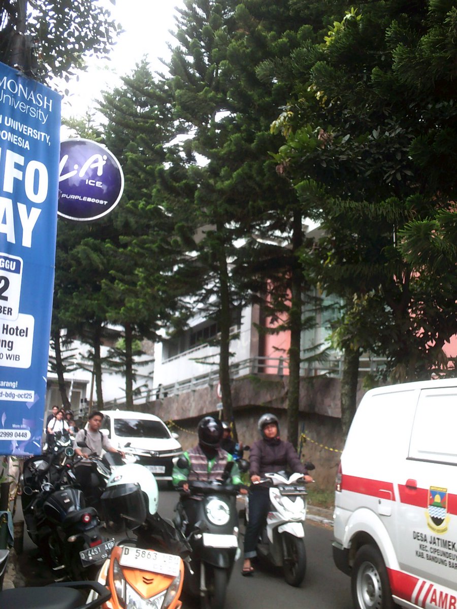 kyyrieehh's tweet photo. Katanya sih kota makin maju, tapi kok sampahnya juga ikut 'maju'? 

Ini bukti kalau modernisasi tanpa kesadaran hanya bikin masalah baru. Pemerintah sibuk mengejar proyek, masyarakat pun acuh tak acuh perkara buang sampah, sektor swasta?? kadang cuman peduli pas ada kamera. https://t.co/XeJTniiRby