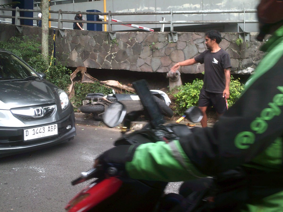 kyyrieehh's tweet photo. Katanya sih kota makin maju, tapi kok sampahnya juga ikut 'maju'? 

Ini bukti kalau modernisasi tanpa kesadaran hanya bikin masalah baru. Pemerintah sibuk mengejar proyek, masyarakat pun acuh tak acuh perkara buang sampah, sektor swasta?? kadang cuman peduli pas ada kamera. https://t.co/XeJTniiRby