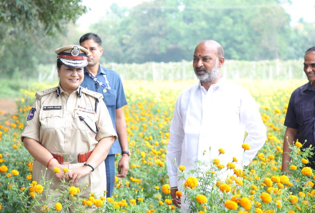 dgprisonstg's tweet photo. The Hon’ble Union Minister of State for Home Affairs, Sri Bandi Sanjay Kumar Garu, visited the Prisoners Agriculture Colony &amp; Central Prison, Cherlapalli &amp; reviewed innovative &amp; unique reformatory initiatives implemented by the #PrisonsCorrectionalServicesTG⬇️ https://t.co/I6cD8gTkgm