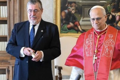 Hugopenamedina's tweet photo. El presidente del ⁦⁦@GuatemalaGob⁩ está sumamente preocupado por la fuga de los 20 reos…Y ahora  la culpa será  Del ⁦@Pontifex_es⁩ https://t.co/yKdnQtZnIU