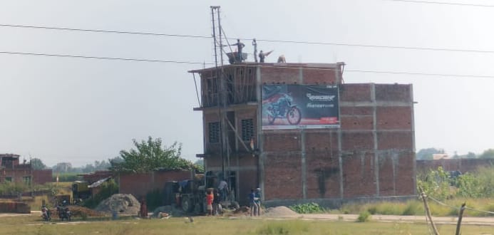 Gopalgiri_lmp's tweet photo. #Lakhimpur
➡️तहसील प्रशासन की मिलीभगत से चारागाह की जमीन पर हो रहा अवैध निर्माण 
➡️डीएम खीरी व तहसीलदार मितौली के कोर्ट से बेदखली के आदेश के बावजूद भी हो रहा अवैध निर्माण 
➡️ मितौली तहसील भवन के ठीक पीछे चारागाह का मामला 
➡️4 अक्टूबर को मितौली में तहसील दिवस में डीएम से भी की गई थी शिकायत 
➡️9 अक्टूबर को एसडीएम मितौली को भी दी गई लिखित शिकायत 
इसके बावजूद भी हो रहा अवैध निर्माण 
➡️आखिर किसकी शह पर चारागाह की जमीन पर हो रहा अवैध कब्जा 
➡️मितौली तहसील प्रशासन से सुबह 10 बजे से लगातार शिकायत के बाद भी दो बजे तक नहीं रुका काम, लगातार हो रहा काम
➡️तीन सालों में धीरे धीरे हो गया तीन मंजिला मकान का निर्माण 
➡️कहीं पैसों की चमक के आगे तो नहीं हो रही डीएम व तहसीलदार कोर्ट के आदेश की अवहेलना 
➡️भूमाफियाओं पर मुख्यमंत्री योगी आदित्यनाथ के आदेशों को पलीता लगा रहे जिम्मेदार
@DmKheri @UPGovt @myogiadityanath