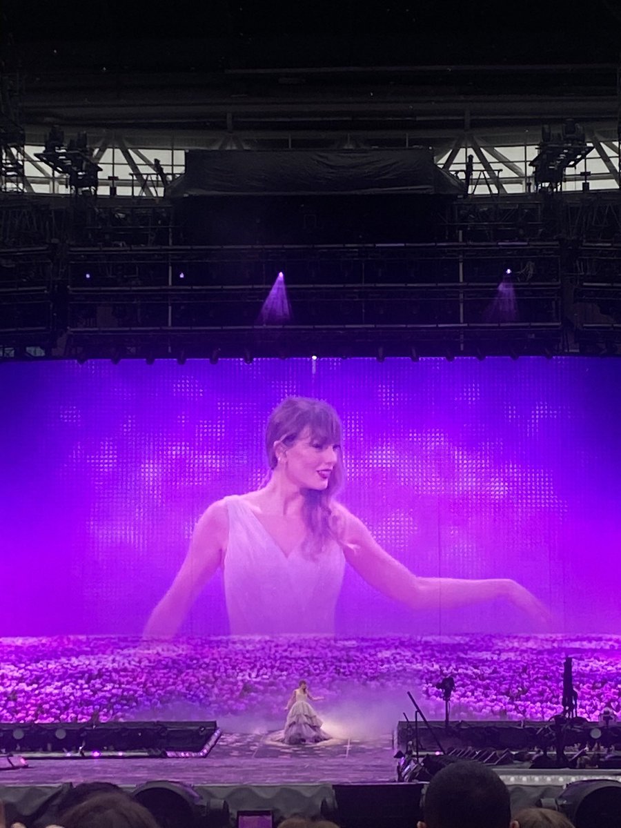 midnightsrainx's tweet image. it was the end of an era, but this is forever!❤️ #SwiftDay @taylornation13 @taylorswift13