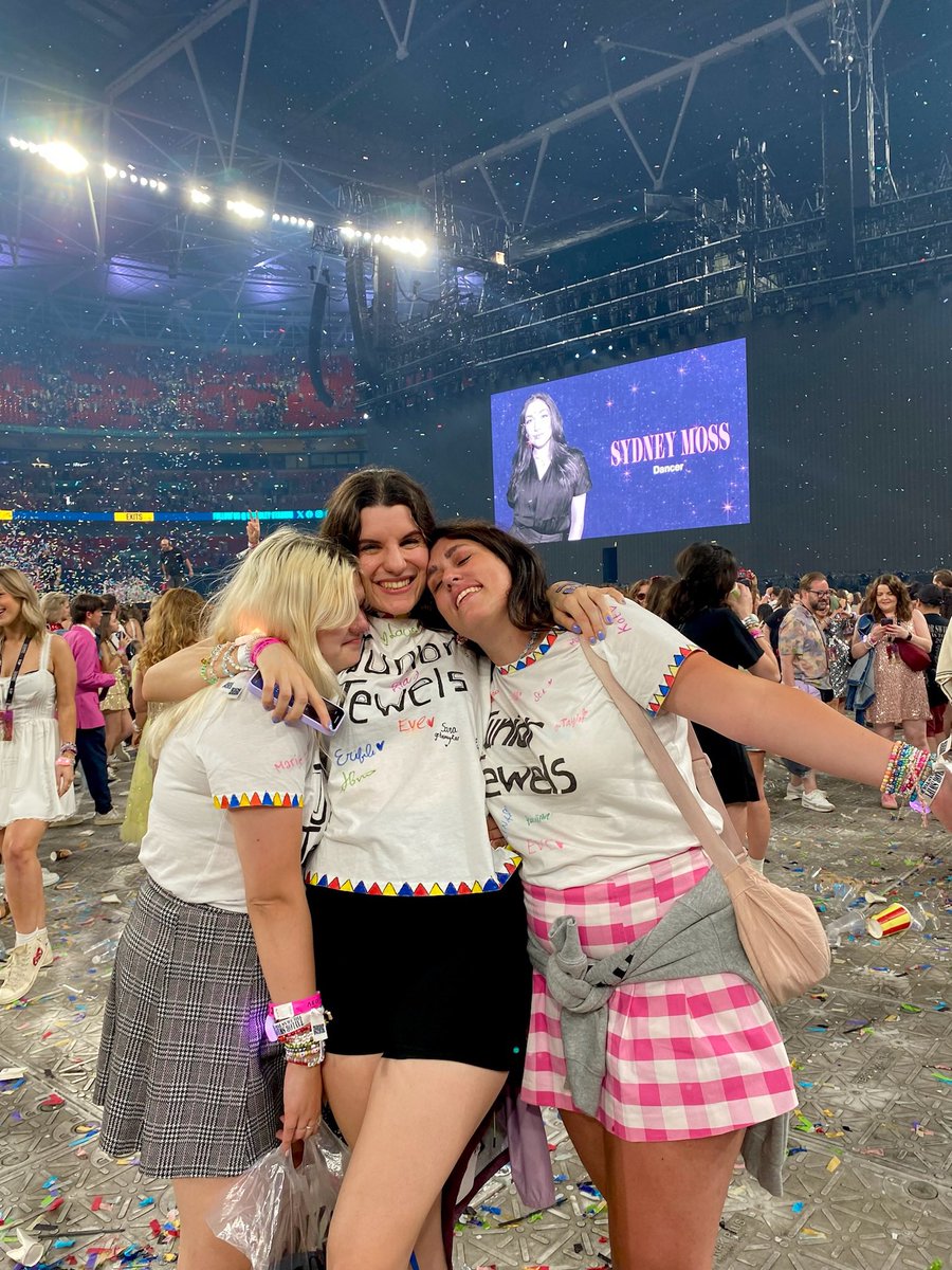 midnightsrainx's tweet image. it was the end of an era, but this is forever!❤️ #SwiftDay @taylornation13 @taylorswift13