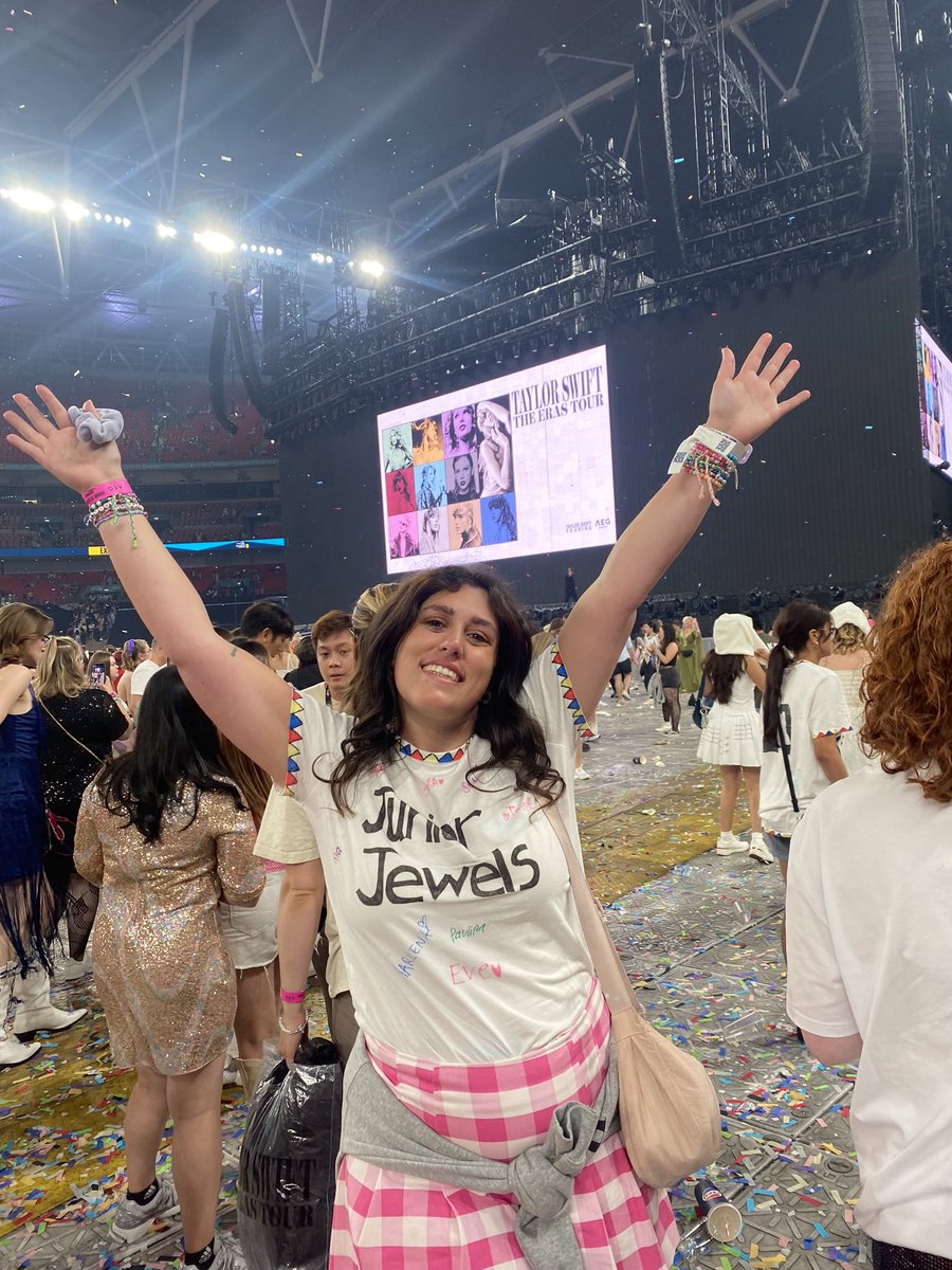 midnightsrainx's tweet image. it was the end of an era, but this is forever!❤️ #SwiftDay @taylornation13 @taylorswift13