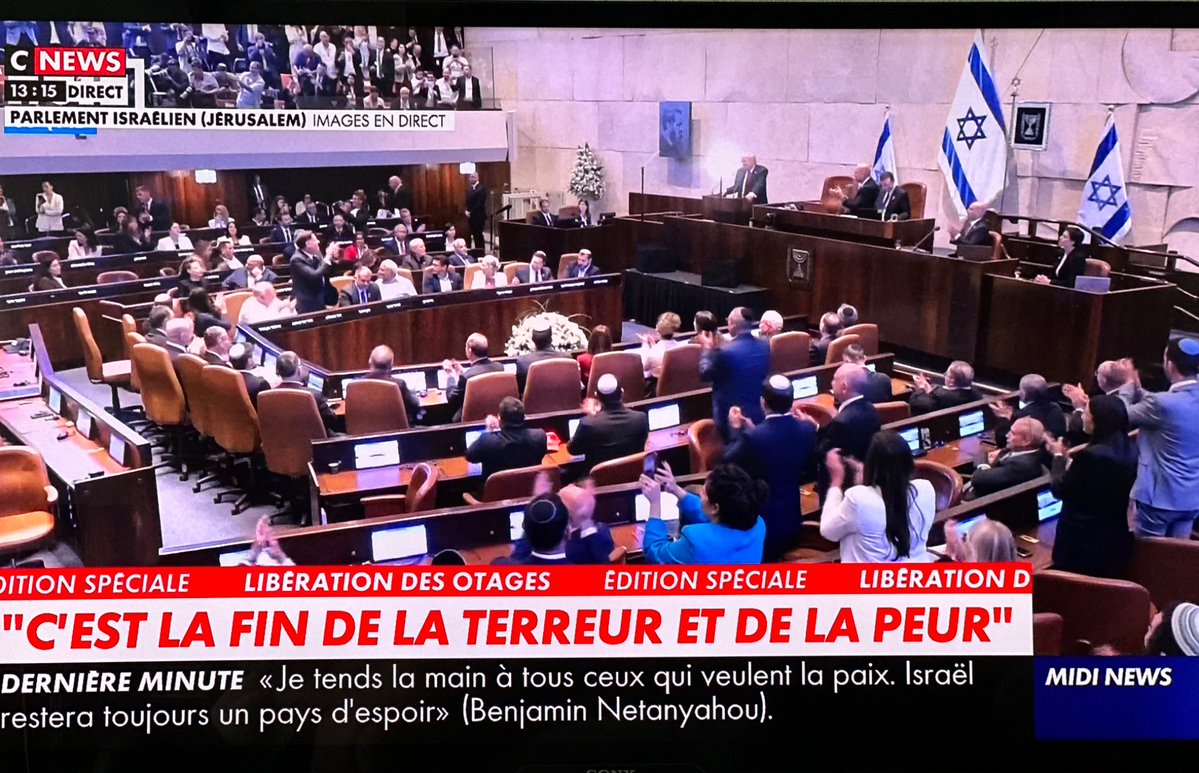 XARIUS07's tweet image. RIEN NE VOUS FRAPPE ?
Macron qui s’est précipité en 🇮🇱 pour «conforter» le plan de paix (auquel il n’a absolument pas participé) et surtout pour recueillir la lumière indûment…
A ÉTÉ LAISSÉ DEVANT LA PORTE!
Et les français ont payé son voyage…
#MacronDemission
#RECONQUETE!
