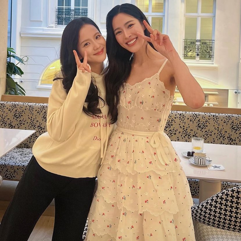 seqmiqt's tweet image. พี่หลิงพูดว่าชอบพี่จี้ก็ได้ถ่ายรูปด้วย น้องออมชอบ เทย์เลอร์จอย ก็ได้ถ่ายรูปด้วยเหมือนกัน ละพูดก่อนจะได้ไปฟชว อีกเป็นติ่งที่คอมพลีสมากๆเลยอะ