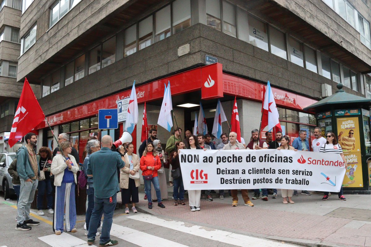galizaCIG's tweet photo. 📢Nova xornada de mobilizacións contra o peche de oficinas do Santander e a represión sindical en Abanca 
 🔴A CIG reclama a readmisión da compañeira despedida por Abanca e rexeita a destrución de emprego e a dixitalización forzosa da clientela que está a realizar o Banco Santander
ℹ️https://t.co/L3wqxMX7v9