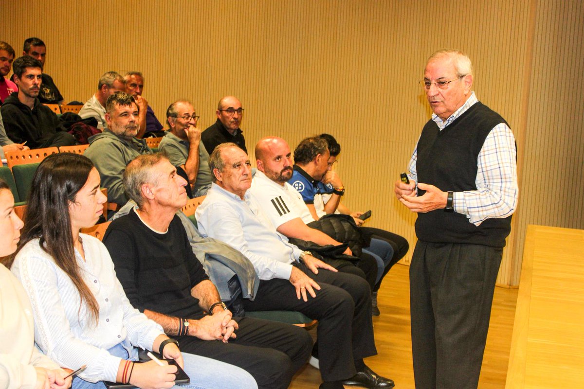 RFFM_oficial's tweet photo. La 3ª edición de las Jornadas de Dirección General Deportiva, que organiza el Comité de @EntrenadoRffm, ha comenzado hoy en el Teatro Enrique Tierno Galván del barrio de La Fortuna (@AytoLeganes) con la presentación de @serranonino y la primera ponencia a cargo de Ginés Meléndez. https://t.co/jW1Ekg9VCG