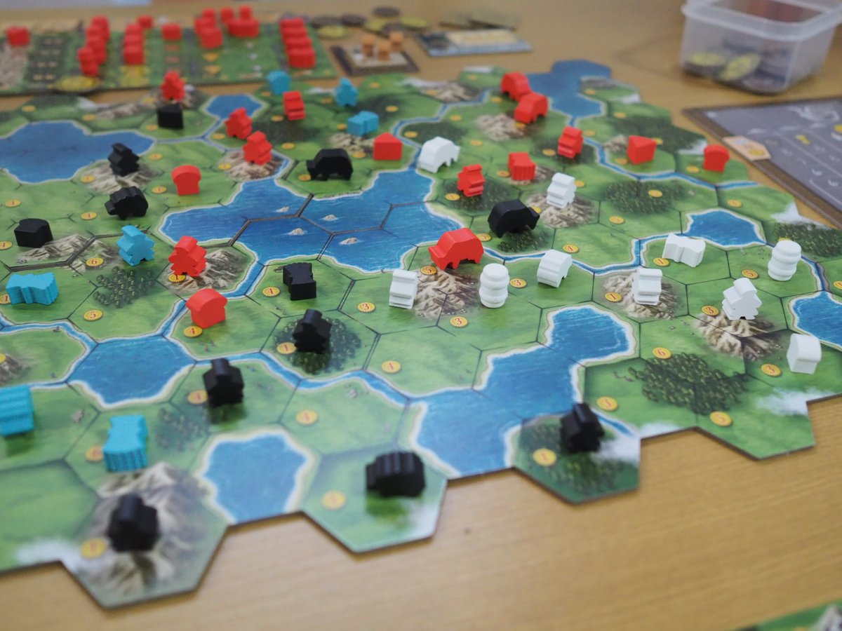 matz_jon's tweet photo. むぅ…。似てると言われれば、確かに似てるかもしんないっ!
#ボードゲーム #Looot #ClansOfCaledonia https://t.co/tGYENmCgMf