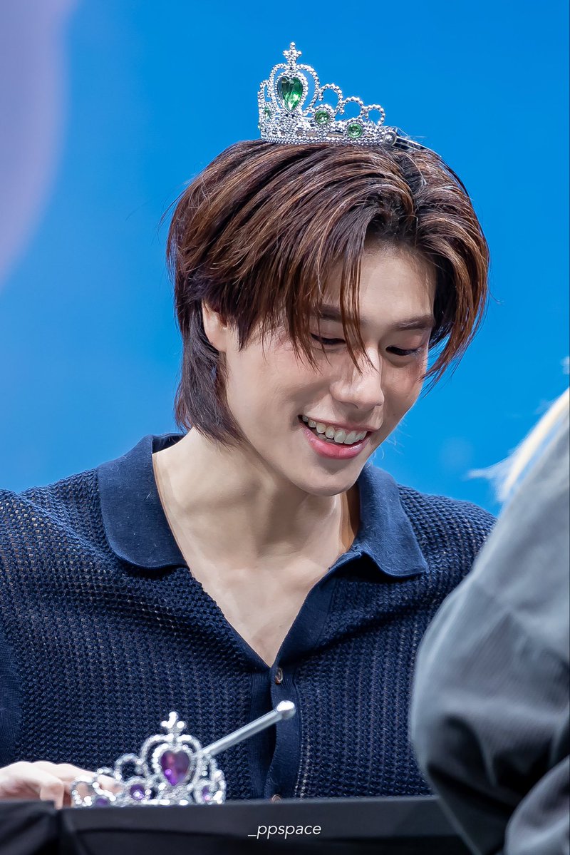 รบกวนองค์หญิงใส่มงกุฎดีๆหน่อยค่ะ เพชรใหม่เป้งหันไปทางหูแล้ว มันต้องอยู่ข้างหน้าไม่ใช่เหรอคะ 5555555555555555

PPP FAMILY AT FANIVAL

#GMMTVFANIVALxPondPhuwin