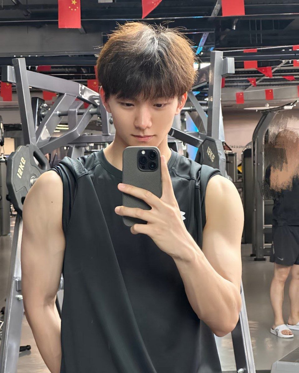 爱健身的小男孩 tweet media