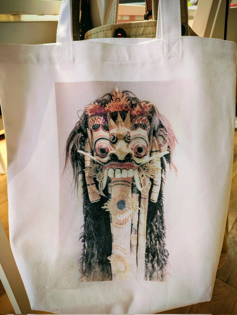 89znd's tweet photo. 津まつり。
知り合いがTシャツ印刷のブースを出していたので、バリの風を感じるイカしたトートバッグを作りました。 https://t.co/vyrCFMWejt