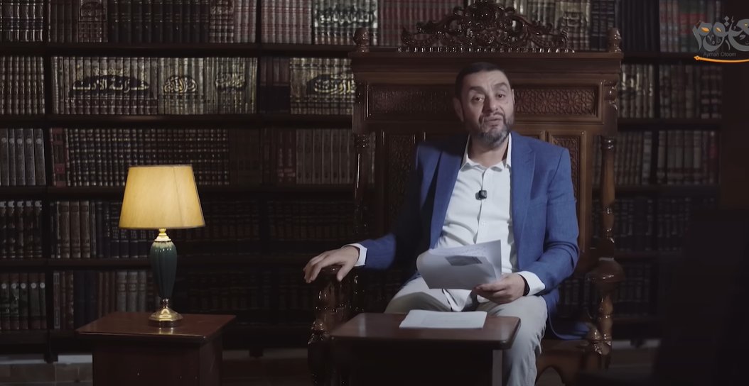 أيمن العتوم (کتاب‌باز/ کتاب‌خوارِ اردنی) که مطالعات حرفه‌ای و تخصصی در ادبیات عربی دارد، اخیرا شروع به شرح معلّقات کرده و فرصت مغتنمی است برای علاقه‌مندان به ارتقای ادبیات عربی به سطوح پیش‌رفته. پیشنهاد شخصی خودم هم استفاده‌ی هم‌زمان از شرح موجود در تصویر به همراه شرح عتوم است.