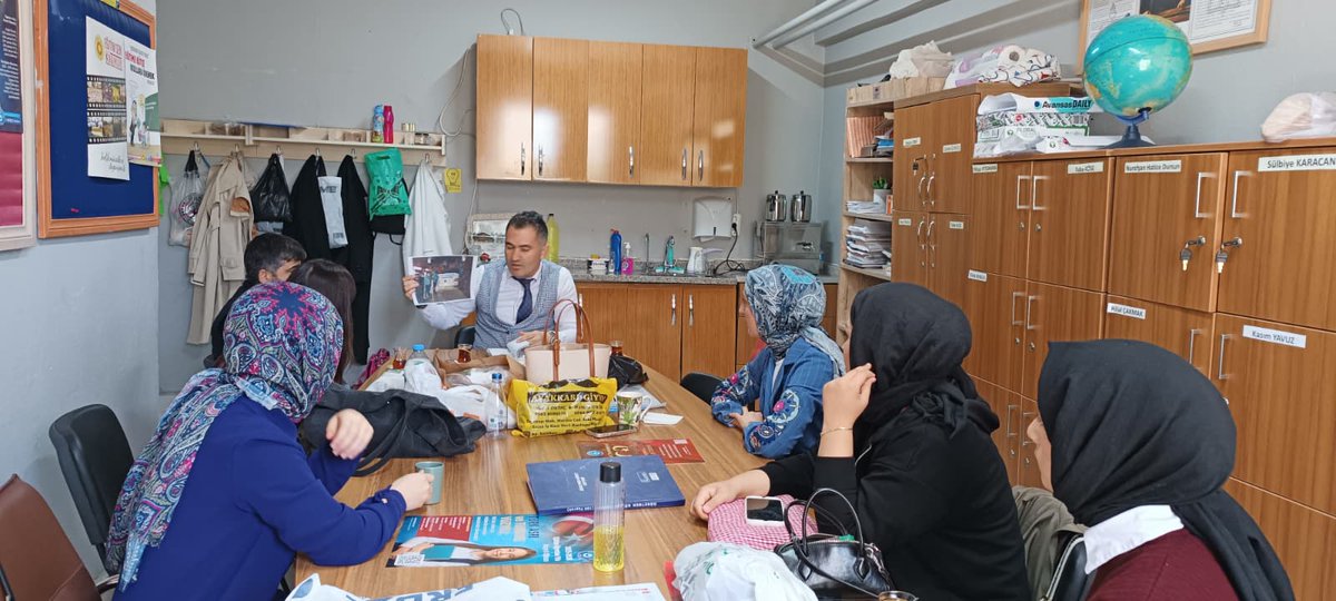 Türk Eğitim-Sen'in güçlenmesi demek;
Liyakatsizliklerin, adaletsizlerin azalması demektir.
Türk Eğitim-Sen'in büyümesi demek;
Sorunların küçülmesi demektir.
Türk Eğitim-Sen'in varlığı demek;
Haksızlıkların yok olması için güç demek.
Türk Eğitim-Sen demek, UMUT demek..
<a href="/sdolgun01/">Selahattin Dolgun</a>