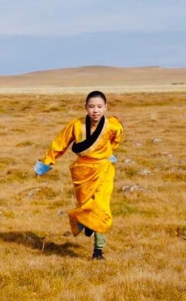 Богд ч гэсэн хүүхэд л дээ. Гоё зураг бн