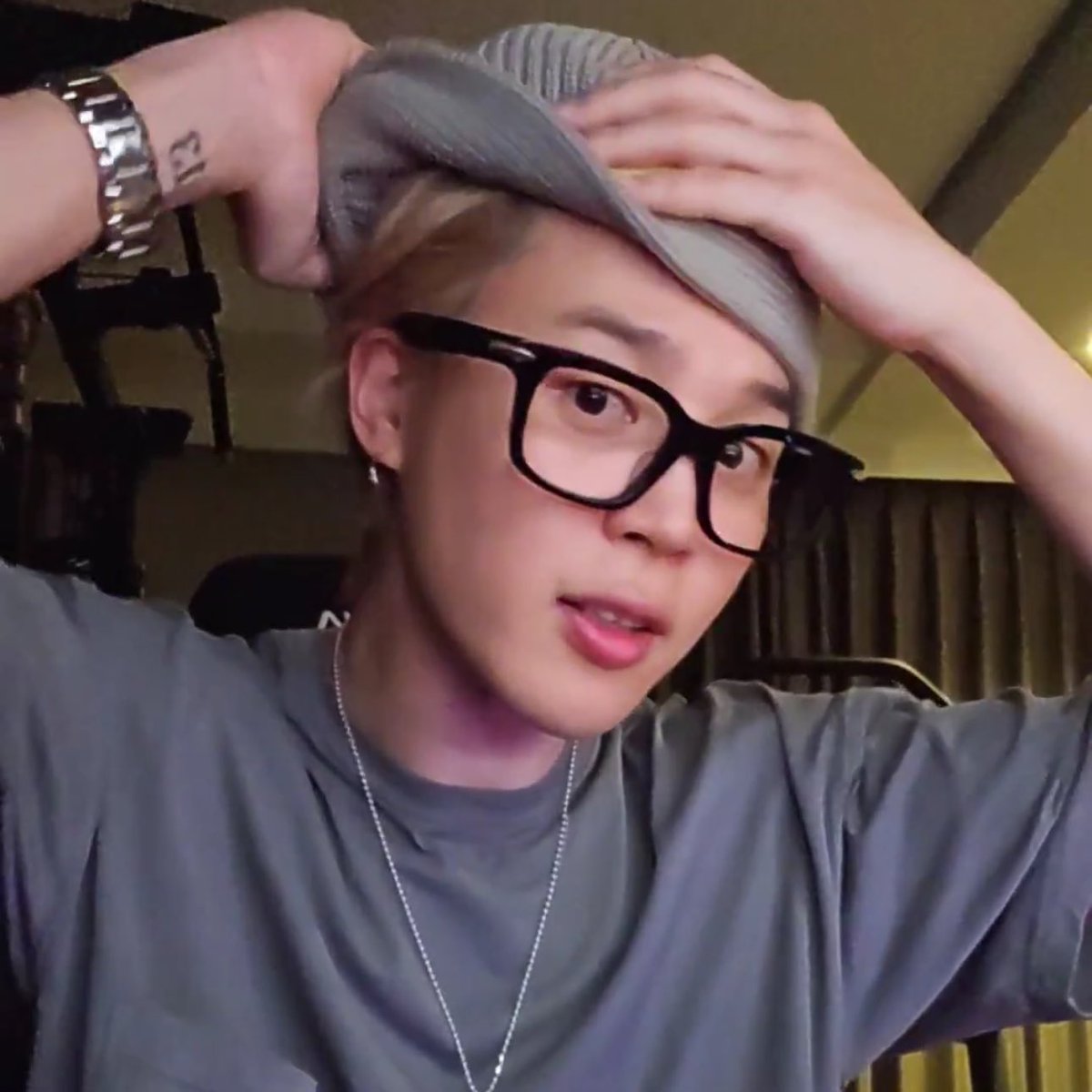 librafolders's tweet image. HIS HAIR