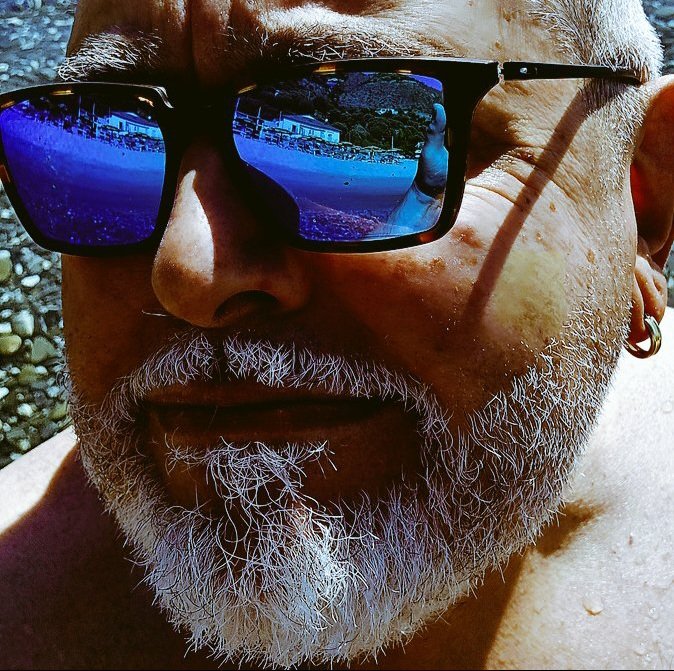 Saverio50257931's tweet photo. LA SPIAGGIA È LÌ IN FONDO https://t.co/YvgAiDhHiL
