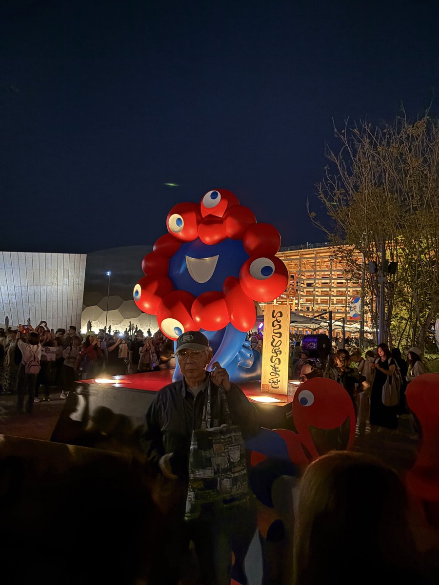 万博、閉幕日。感極まって泣く感じはなく、落ち着いた穏やかな空気感。出口のゲート前ではボランティア、スタッフ、上層部達がずらっと並び、「ありがとうございます〜お気をつけて！」と手を振り、お客さんとハイタッチ。カラッと乾いて、笑顔の別れ。大阪流。サンキュー万博。おおきに大阪。